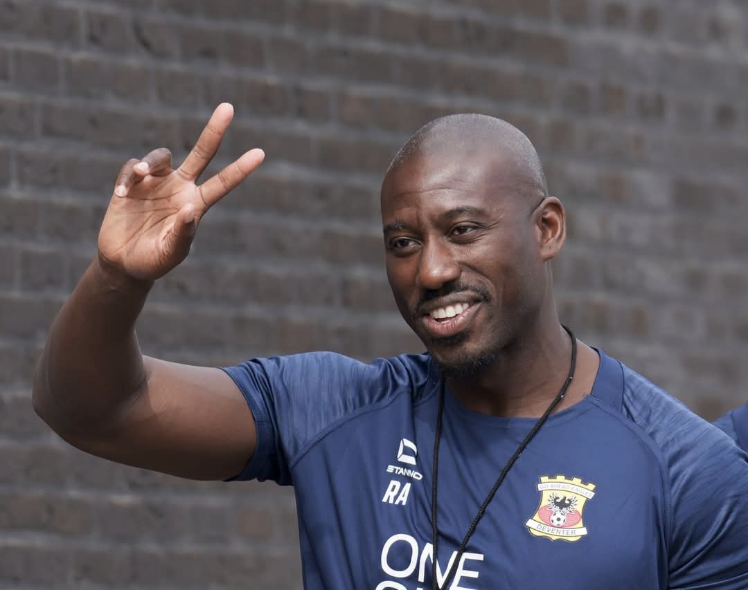 Het contract met assistent-trainer Rick Adjei is verlengd.